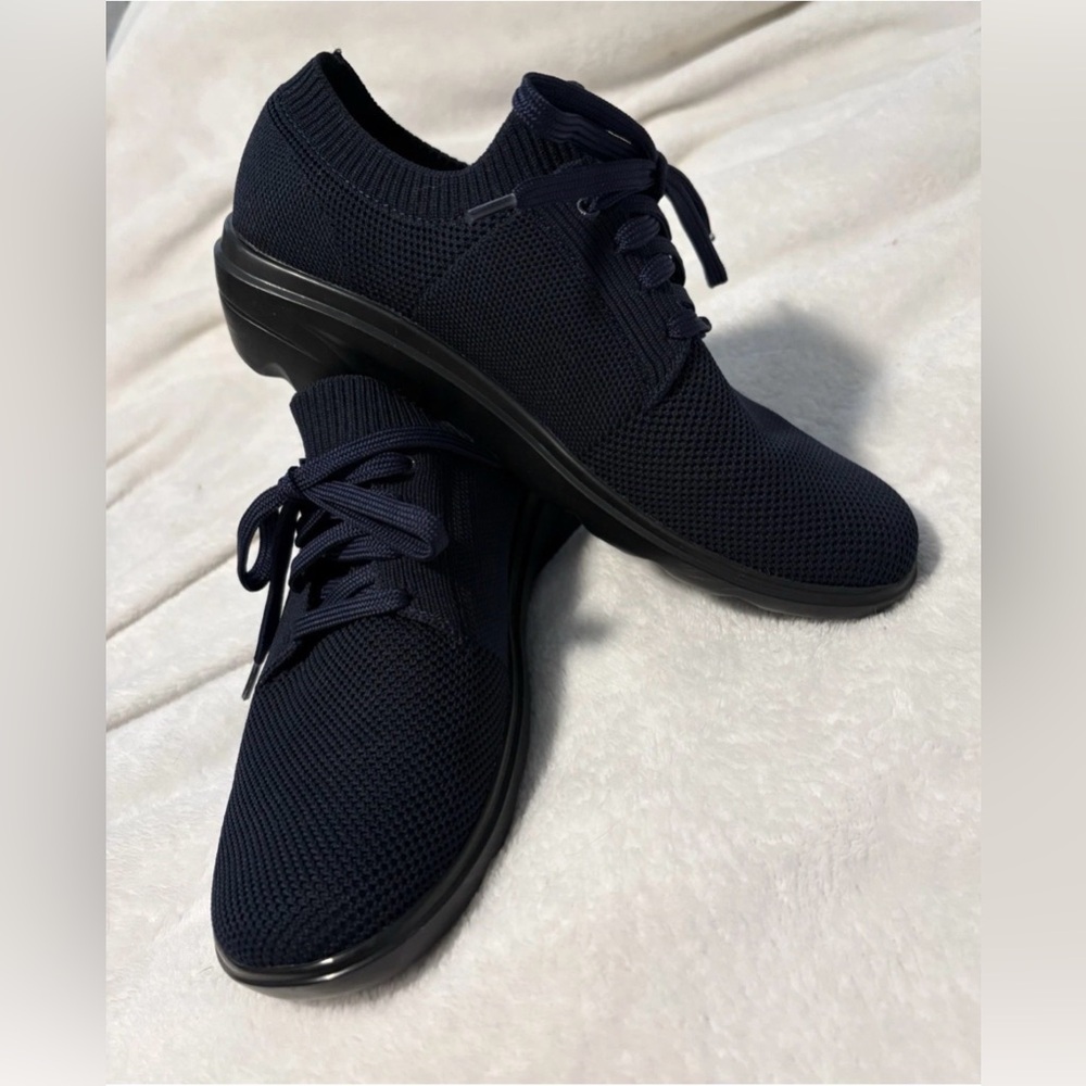 NWOT Women's 7 Dark Blue Comfortable Klogs Footwear Sneakers Slip Resistant
